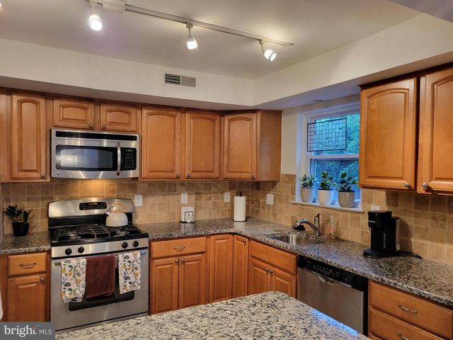 2928 LARKSPUR LN, Secane, PA 19018