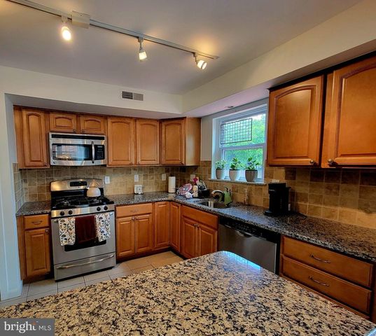 2928 LARKSPUR LN, Secane, PA 19018