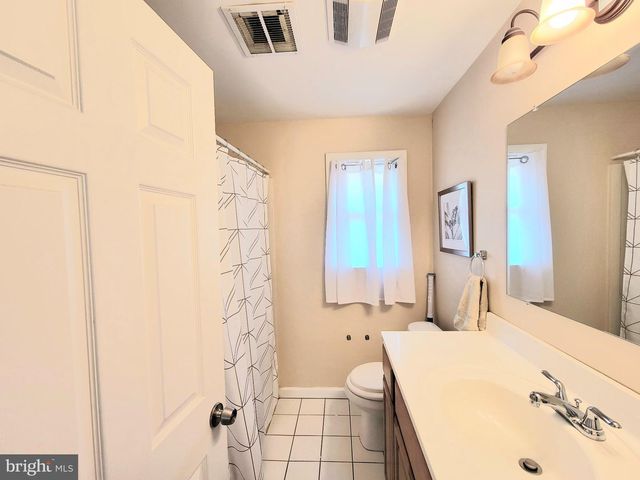 2928 LARKSPUR LN, Secane, PA 19018