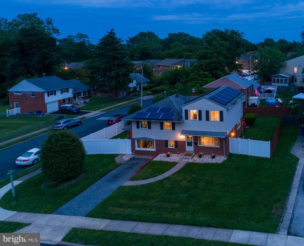 2928 LARKSPUR LN, Secane, PA 19018
