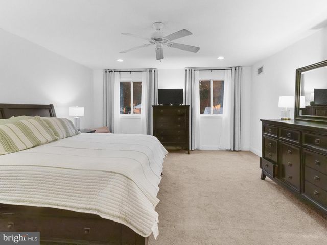 2928 LARKSPUR LN, Secane, PA 19018