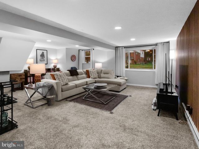 2928 LARKSPUR LN, Secane, PA 19018