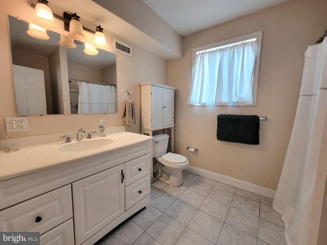 2928 LARKSPUR LN, Secane, PA 19018