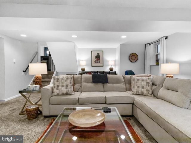 2928 LARKSPUR LN, Secane, PA 19018