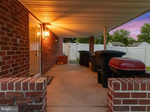 2928 LARKSPUR LN, Secane, PA 19018