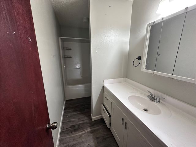 1834 E Park Avenue, Des Moines, IA 50320