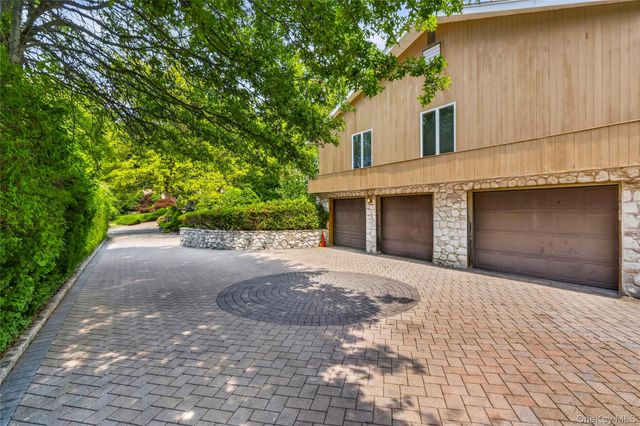 22 Penn Drive, Dix Hills, NY 11746