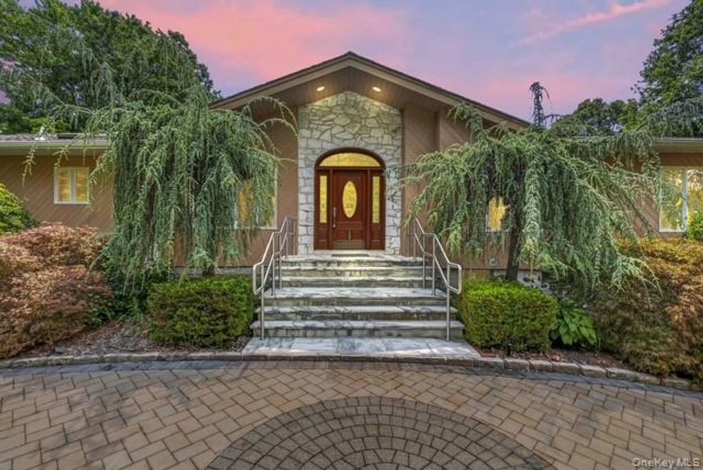 22 Penn Drive, Dix Hills, NY 11746