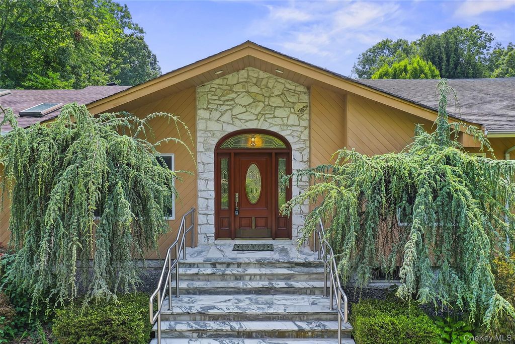 22 Penn Drive, Dix Hills, NY 11746 — photo 2