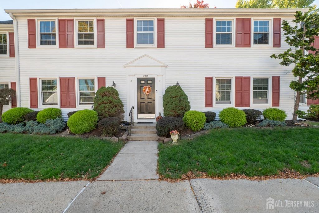 242 Marblehead Lane N, Monroe, NJ 08831