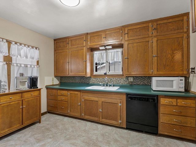 1025 N 15th STREET, Manitowoc, WI 54220