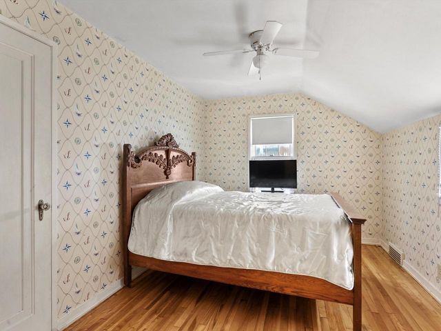 1025 N 15th STREET, Manitowoc, WI 54220