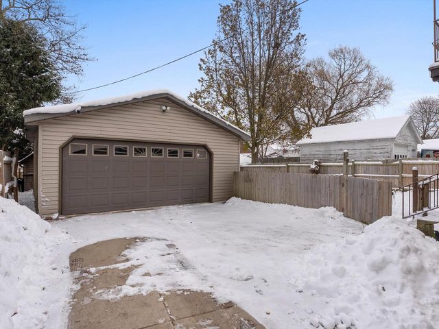 1025 N 15th STREET, Manitowoc, WI 54220