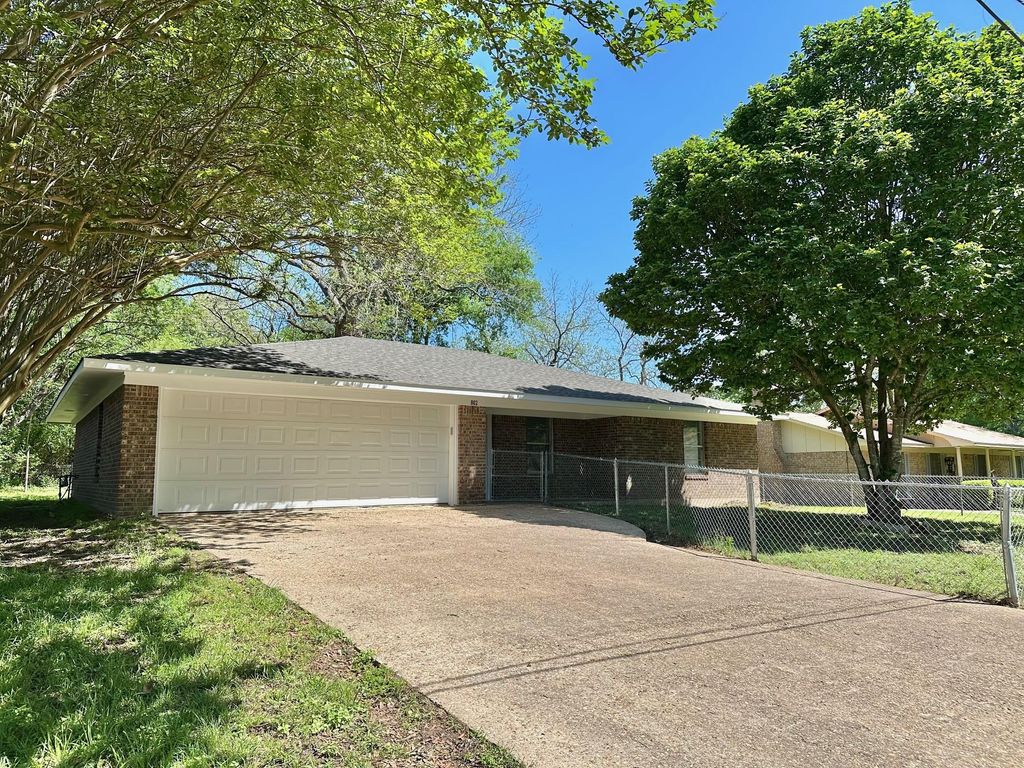 802 E Terrell Avenue, Crockett, TX 75835