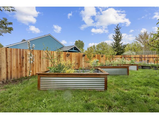 2443 Sw TAYLOR Dr, Mc Minnville, OR 97128