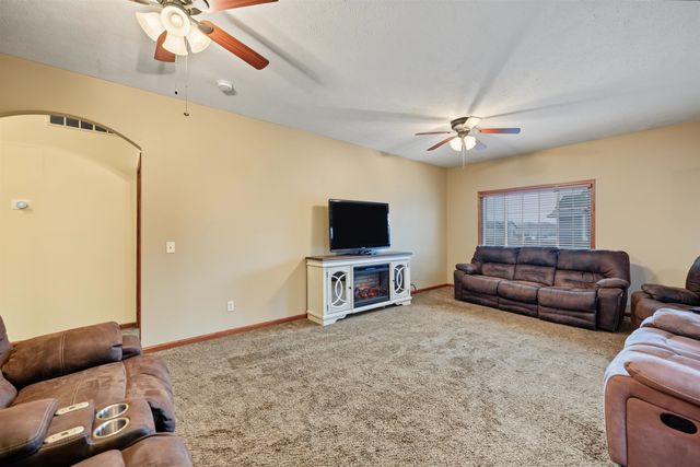 2872 Melanie Ln, Salina, KS 67401