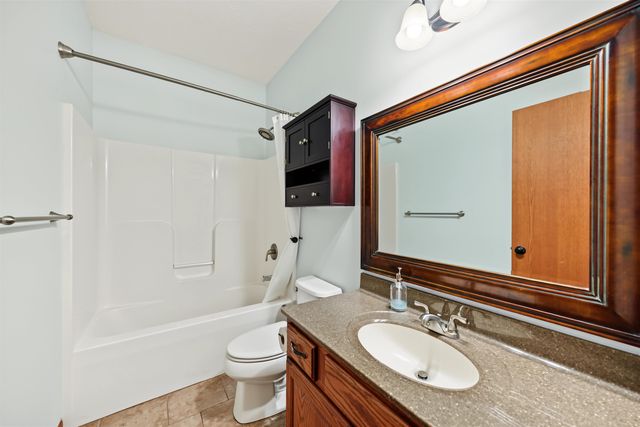 2872 Melanie Ln, Salina, KS 67401