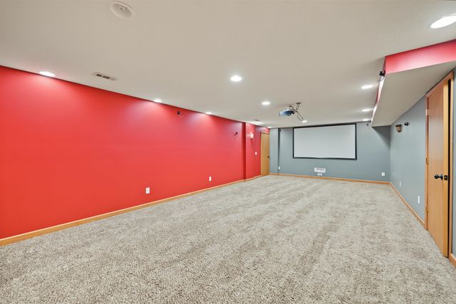 2872 Melanie Ln, Salina, KS 67401