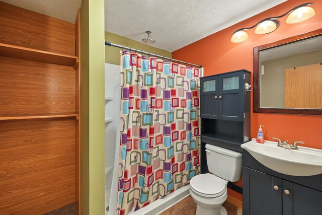 2872 Melanie Ln, Salina, KS 67401