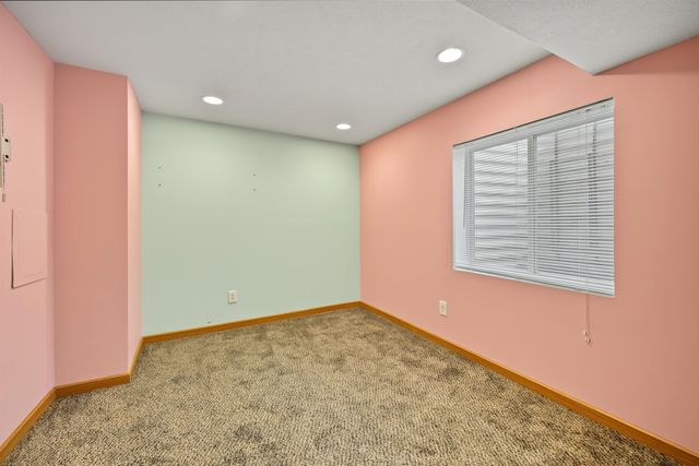 2872 Melanie Ln, Salina, KS 67401