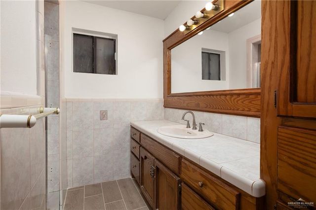 948 S Mike Chapa Avenue, La Villa, TX 78562