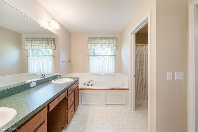 987 W Martin Avenue, Amherst, OH 44001
