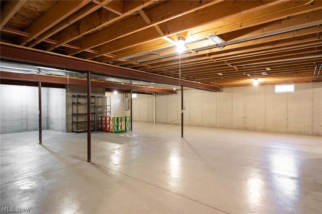987 W Martin Avenue, Amherst, OH 44001
