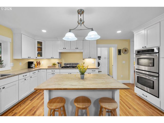 937 Ne Queens Ln, Hillsboro, OR 97124