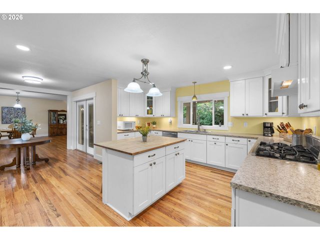 937 Ne Queens Ln, Hillsboro, OR 97124
