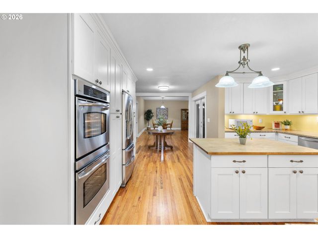 937 Ne Queens Ln, Hillsboro, OR 97124