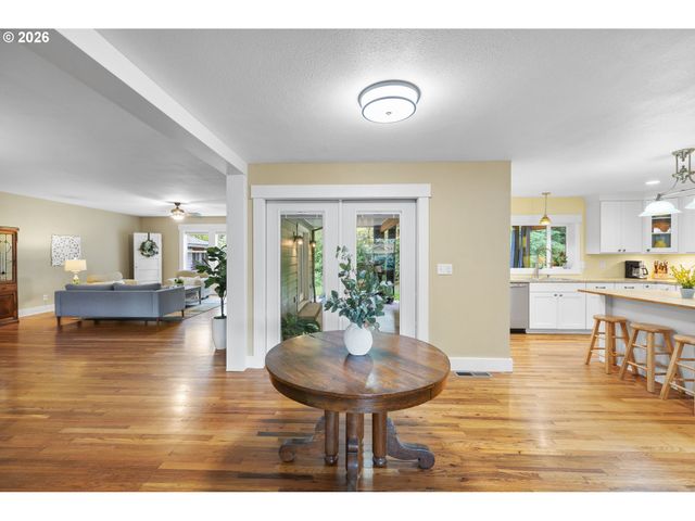 937 Ne Queens Ln, Hillsboro, OR 97124