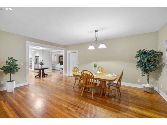 937 Ne Queens Ln, Hillsboro, OR 97124
