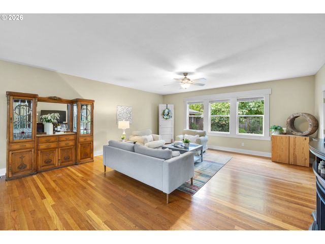 937 Ne Queens Ln, Hillsboro, OR 97124