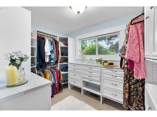 937 Ne Queens Ln, Hillsboro, OR 97124