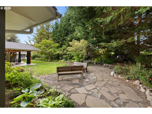 937 Ne Queens Ln, Hillsboro, OR 97124