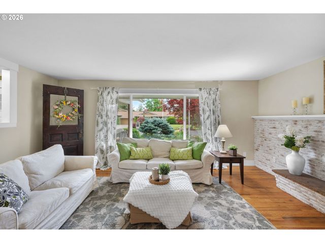 937 Ne Queens Ln, Hillsboro, OR 97124