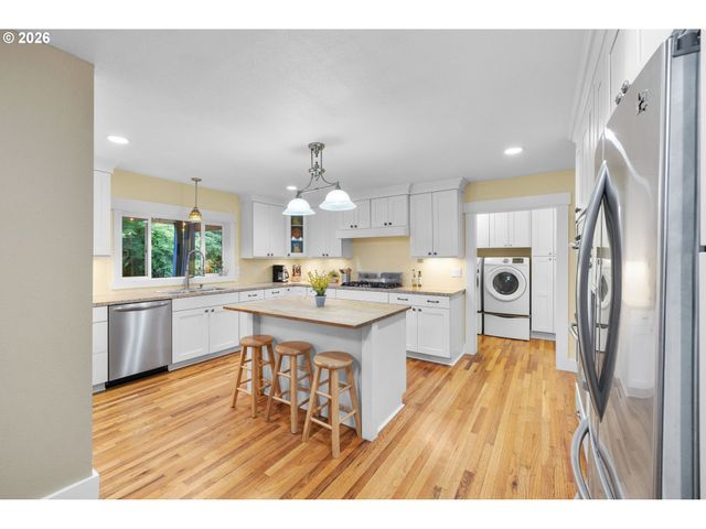 937 Ne Queens Ln, Hillsboro, OR 97124