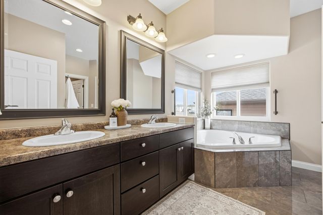 246 34 Avenue E, West Fargo, ND 58078