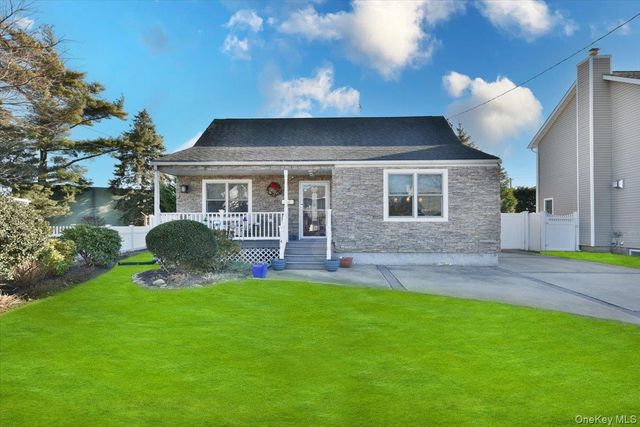 24 Arlyn Drive E, Massapequa, NY 11758