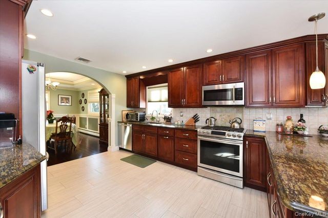 24 Arlyn Drive E, Massapequa, NY 11758