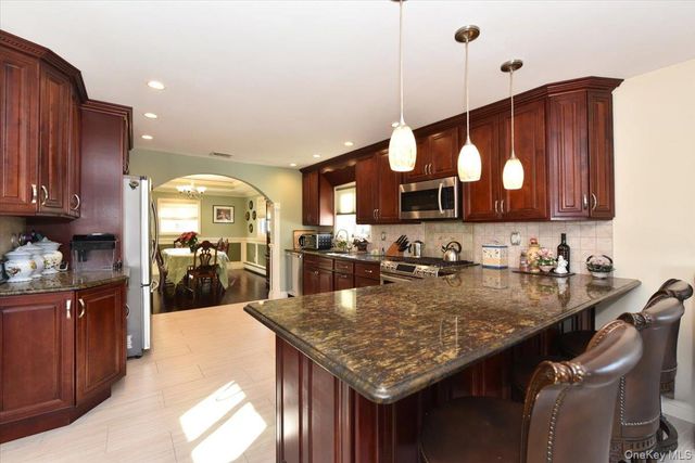 24 Arlyn Drive E, Massapequa, NY 11758