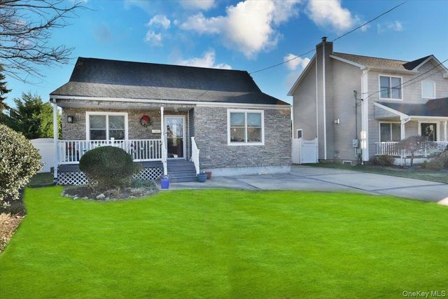 24 Arlyn Drive E, Massapequa, NY 11758