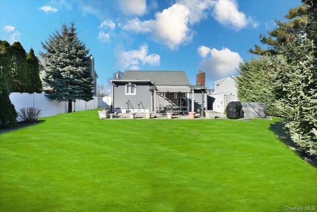 24 Arlyn Drive E, Massapequa, NY 11758