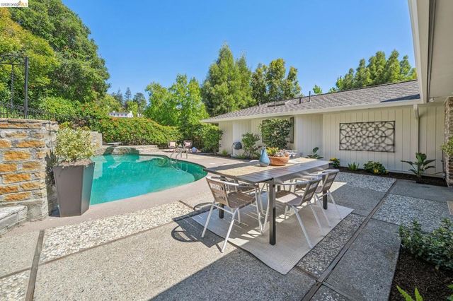 11 Huntleigh Rd, Piedmont, CA 94611