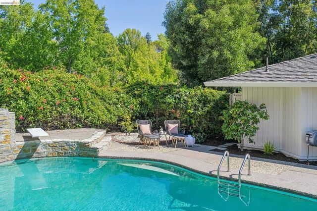 11 Huntleigh Rd, Piedmont, CA 94611
