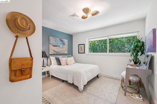 11 Huntleigh Rd, Piedmont, CA 94611