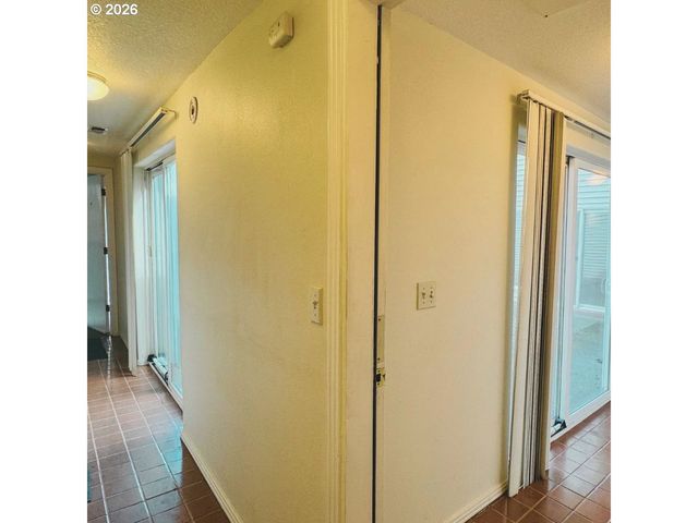 10406 Ne FARGO St, Portland, OR 97220