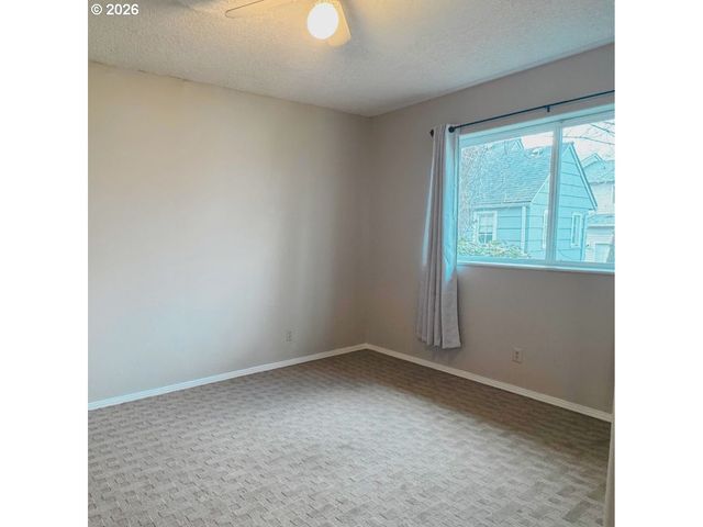 10406 Ne FARGO St, Portland, OR 97220