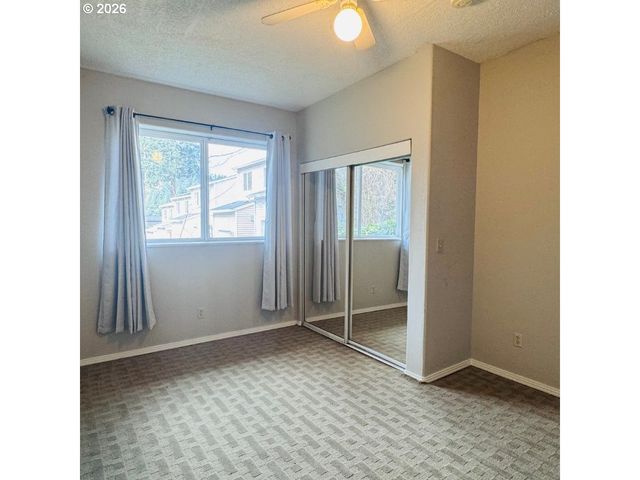 10406 Ne FARGO St, Portland, OR 97220