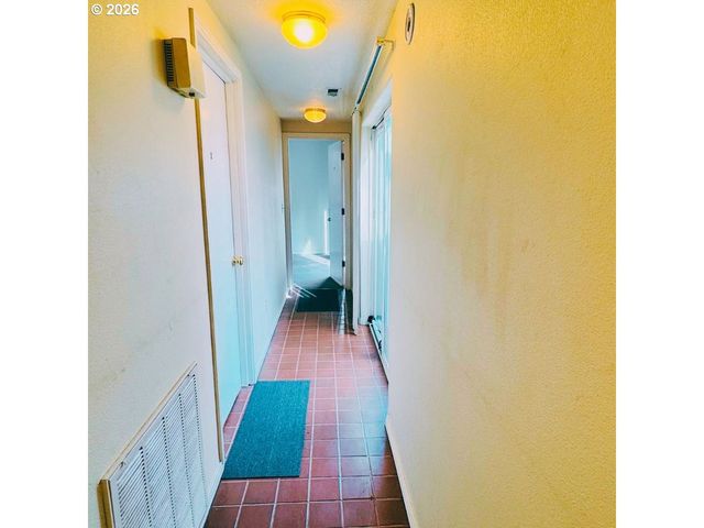 10406 Ne FARGO St, Portland, OR 97220